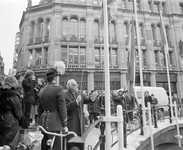102600 Afbeelding van het hijsen van de vlag door burgemeester H.J.L. Vonhoff (rechts) en commissaris van de koningin ...